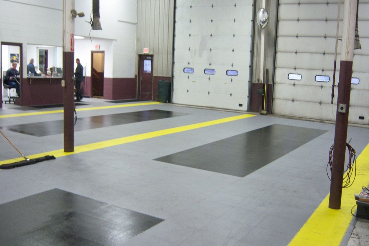 industrial-flooring-–-truck-bay-1